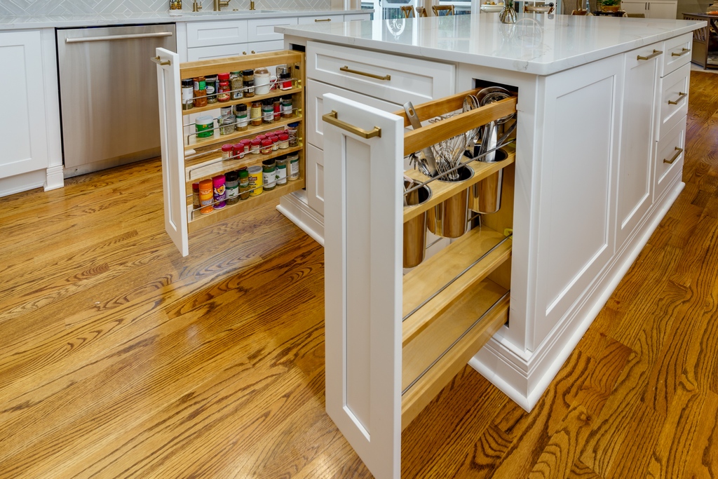 CCFFcompany's tweet image. When designing your dream kitchen, don’t forget the accessories! These pullouts are directly behind the stove allowing quick access for cooking accidents 😉

#dreamkitchen #kitchenideas #kitchensofinsta #kitchensofinstagram