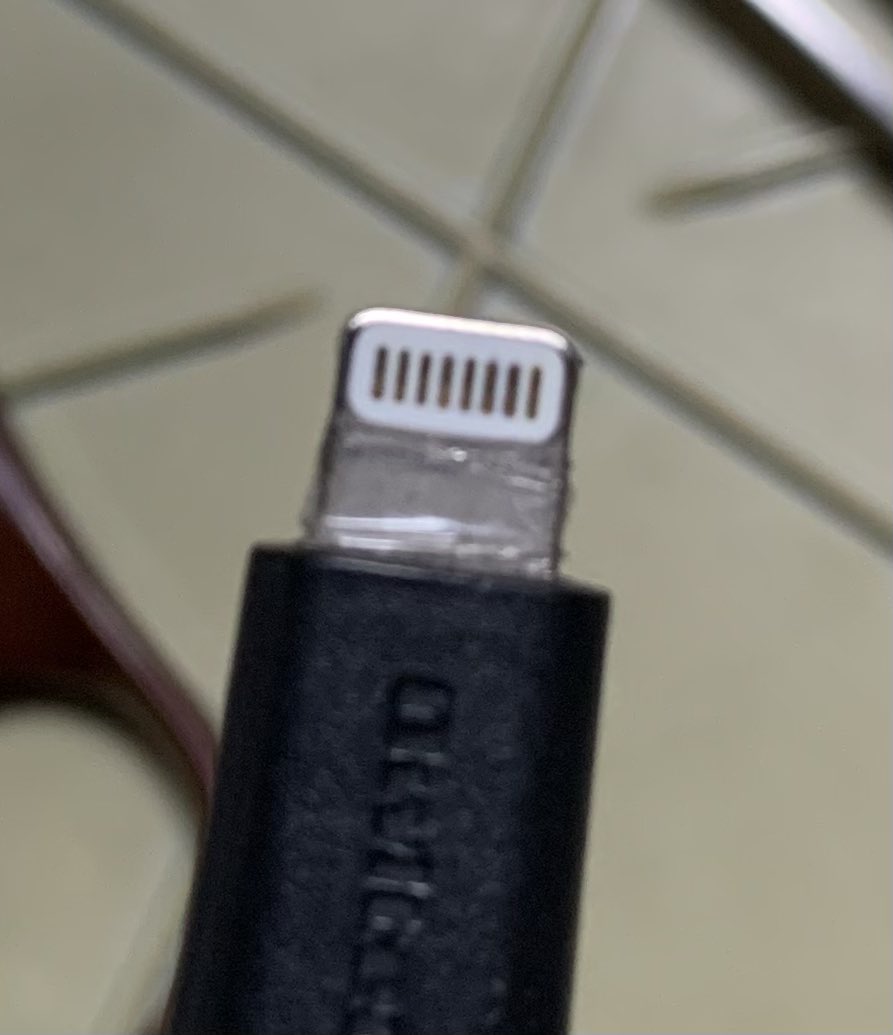 Sorano_Mame's tweet image. #ライトニングケーブル 、ちょっとしたグラつきで充電不良の場合は、セロテープを3mm巾に切って端子の基部に1周ほど貼ると安定した充電が出来ます。
#iPhone
