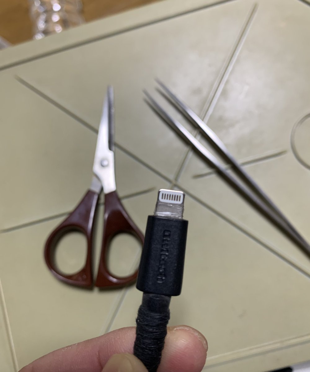 Sorano_Mame's tweet image. #ライトニングケーブル 、ちょっとしたグラつきで充電不良の場合は、セロテープを3mm巾に切って端子の基部に1周ほど貼ると安定した充電が出来ます。
#iPhone