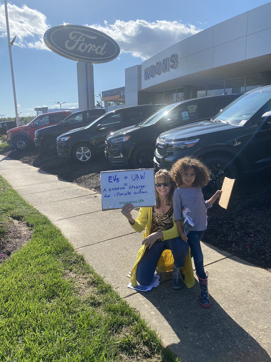 Tefere_Gebre's tweet photo. Today, as part of the @UAW solidarity day, my whole family spent few hours at Koons Ford dealership in Silver Spring, MD informing customers why the membership of the UAW is on strike. #JustTranstion #solidality @greenpeaceusa https://t.co/I7mszYzrFQ