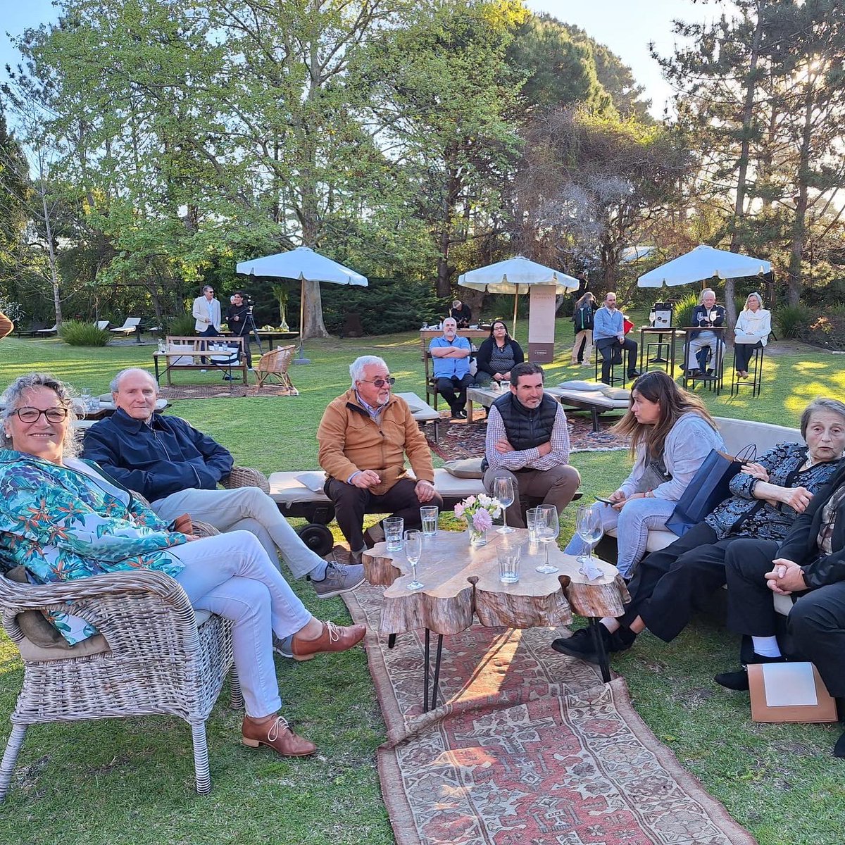Desde la #LigaPunta saludamos a nuestro socio, el Hotel L'Auberge que está festejando sus 75 años en #PuntaDelEste. Hoy participamos de la presentación de un libro conmemorativo de este hotel emblema que se alza en nuestra ciudad. ¡Felices primeros 75 años Hotel L'Auberge! ♡