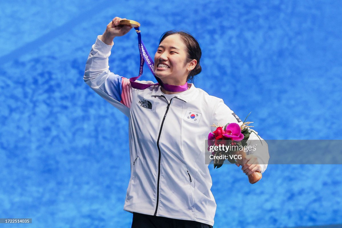 rubbergameid's tweet photo. An Se-young sudah memenangi semua level world tour (termasuk WTF), Kejuaraan Dunia, Uber Cup, dan terkini Asian Games (beregu dan individu).

Hanya butuh Kejuaraan Asia, Piala Sudirman, dan emas Olimpiade untuk menamatkan bulu tangkis 🇰🇷

Yang ngeri? Usianya masih 21 tahun 😱😱😱 https://t.co/h7YeTShVNp