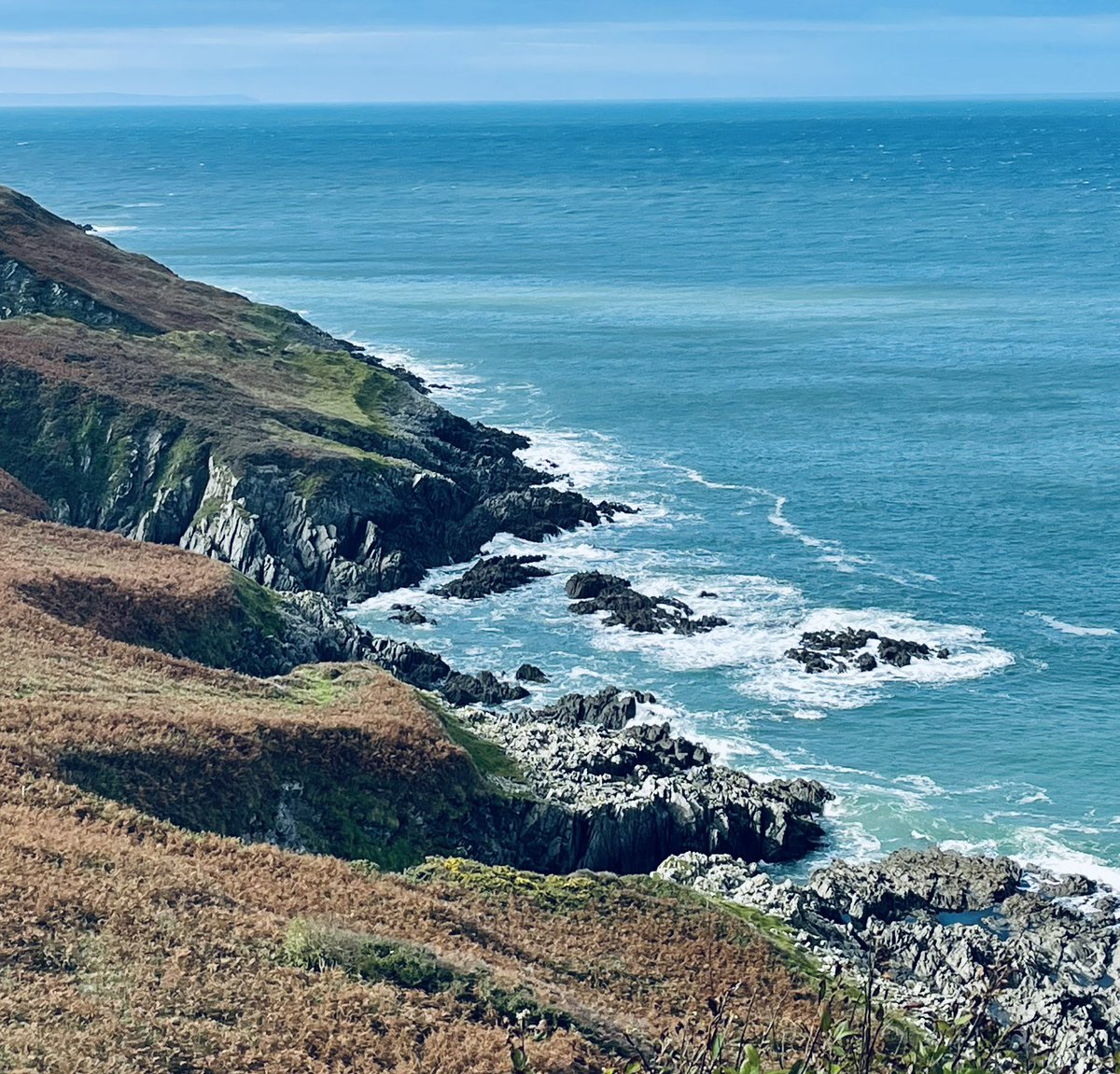 Sketching and walking the coast path - loving our sunny autumn weather! 😎

 #sketchwork #watercolour #seascapesketch #coastalwalk #mortehoe #mortepoint #autumnsunshine #northdevoncoast