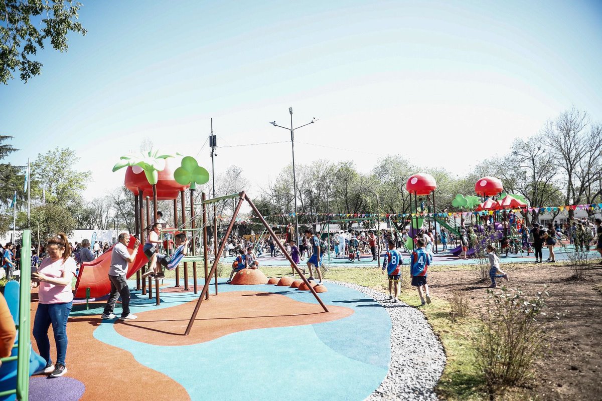 FedericoAchaval's tweet image. La nueva plaza de Luchetti ya está lista para que sus vecinos la disfruten 👪❤️

Desde el Municipio tenemos el compromiso de seguir generando espacios que se conviertan en puntos de unión para nuestra comunidad. 

#VamosPorMuchoMás