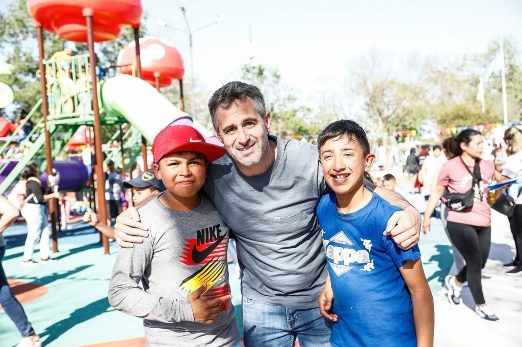 FedericoAchaval's tweet image. La nueva plaza de Luchetti ya está lista para que sus vecinos la disfruten 👪❤️

Desde el Municipio tenemos el compromiso de seguir generando espacios que se conviertan en puntos de unión para nuestra comunidad. 

#VamosPorMuchoMás