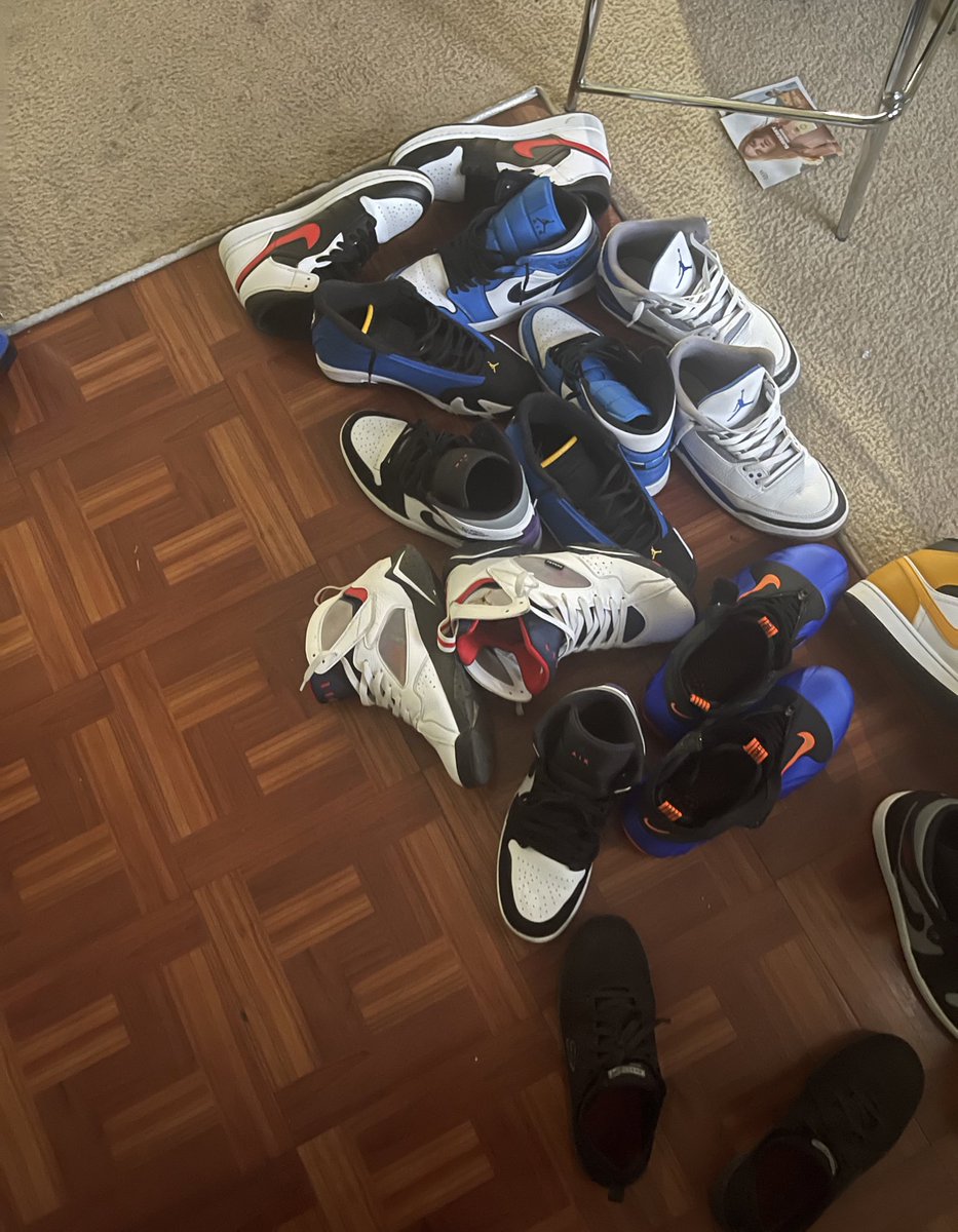 Either dis bitcc got big feet or her Nikka stay here all Ik is he gone home early I ain’t gone play with em