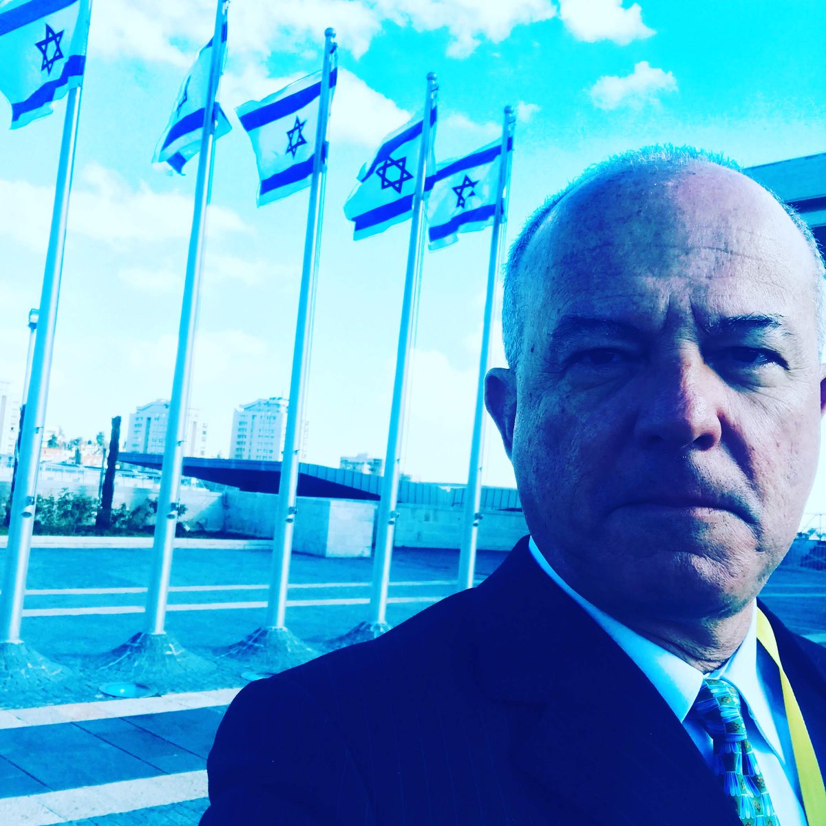 rmotta2's tweet photo. A paz no Oriente Médio só será alcançada quando todos aceitarem a existência de Israel.

Não é possível lidar pacificamente com alguém que planeja te aniquilar.

Esse é o objetivo das organizações terroristas Hamas e Hezbolah: destruir Israel.

Não é uma questão de terras.

Não é uma questão de liberdade.

É uma questão de fundamentalismo.

É também uma questão de poder e dinheiro.

Os terroristas e seus sócios ocultos dependem do conflito para se manterem vivos e bem financiados.

Sequestro de civis é crime de guerra.

Um dia andei pelas ruas da antiga Jerusalém.

O que encontrei em Israel foi uma democracia vibrante, um povo corajoso e empreendedor, uma terra linda e bem cuidada.

O que encontrei em Israel foi inteligência, cultura e respeito.

E determinação. E coragem.

Todo o apoio a Israel e às Forças de Defesa Israelenses.