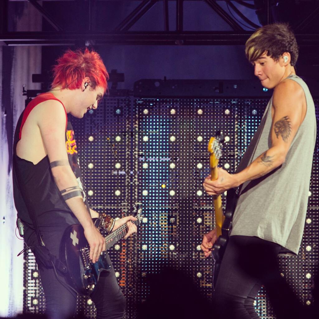 Calum Hood tweet media