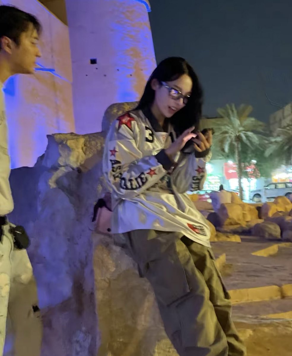 how to become perfect with these random shots??!! 
#KardinRiyadh #KARD #Somin