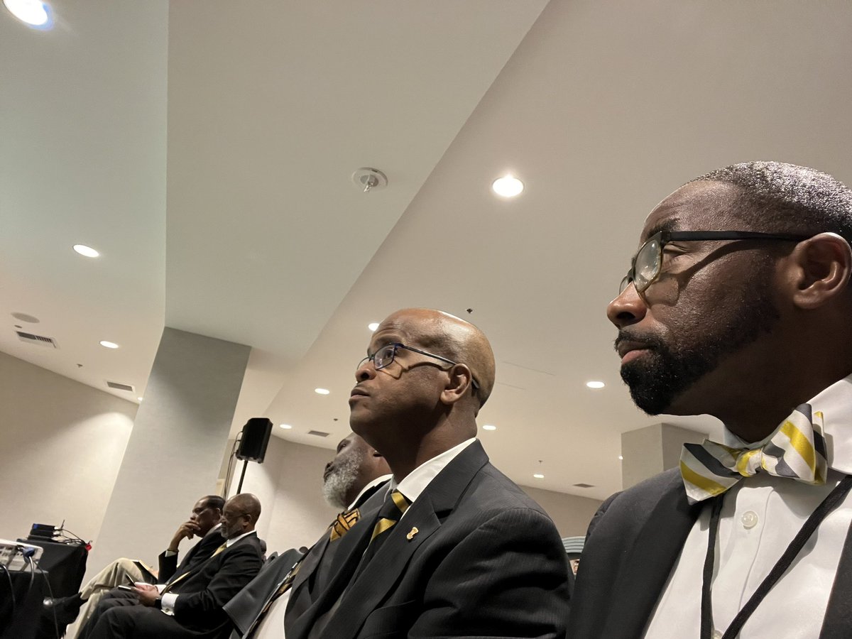 acei06's tweet photo. ACEI at the wrap up session for the 15th WR Leadership Academy &amp; College Brothers Retreat in Portland, Oregon listening to WRVP Kimball, Jr, WRAVP Jones &amp; WRAED Jeffries #acei #alphawest #educatingourfuture https://t.co/E71RZls1ip