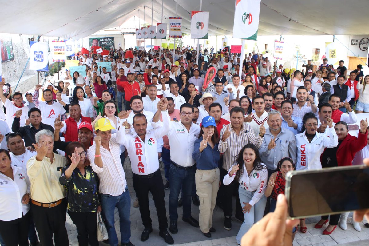 Con mis amigos presidentes del PAN y PRD, <a href="/Augustadrh/">Augusta DíazdeRivera</a> y <a href="/CarlosMtzAmador/">Carlos Martínez Amador</a> tuvimos un encuentro con la militancia en #Quecholac en el que nos recibió mi hermano secretario de Operación Política, <a href="/AdrianTrujilloT/">Adrián Trujillo</a>.

¡Juntos seguimos construyendo un #FrenteAmplioPorMéxico fuerte!