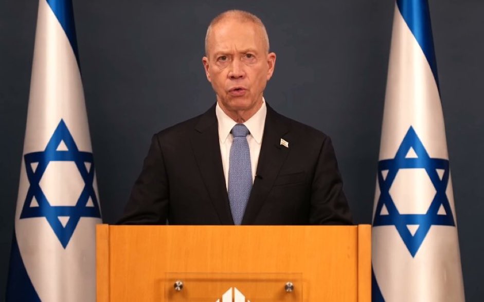 agusantonetti's tweet photo. 🇮🇱| URGENTE: Ministro de Defensa de Israel, Yoav Gallant: “Hoy vimos el rostro del mal. Hamás ha lanzado un ataque brutal contra los ciudadanos del Estado de Israel, atacando indiscriminadamente a hombres, mujeres, niños y ancianos. 

Hamás comprenderá muy rápidamente que ha cometido un error, un error grave, y pagará un alto precio. Hace quince años, como Jefe del Comando Sur, estuve a punto de “romperle el cuello” a Hamás. Me detuvo el escalafón político. Este fenómeno no continuará. Cambiaremos la realidad sobre el terreno en Gaza durante los próximos 50 años. Lo que fue antes, ya no será. 

Operaremos con toda nuestra fuerza.  Pido a los ciudadanos de Israel que mantengan su determinación y apoyen a nuestras fuerzas de seguridad”.

Contundente.