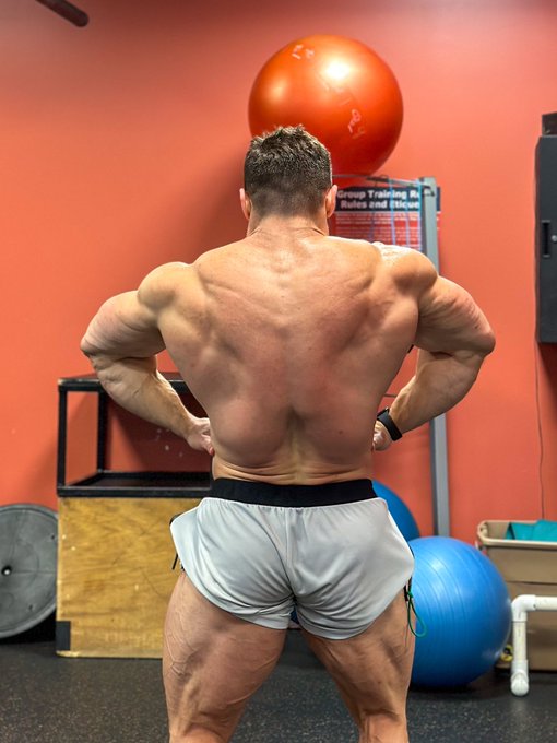 Posing practice is going well, and the 90 min of cardio a day is shredding me up nicely. 5 weeks to go<a href="/tag/flexfriday"class="tags"><span>#flexfriday</span></a>
