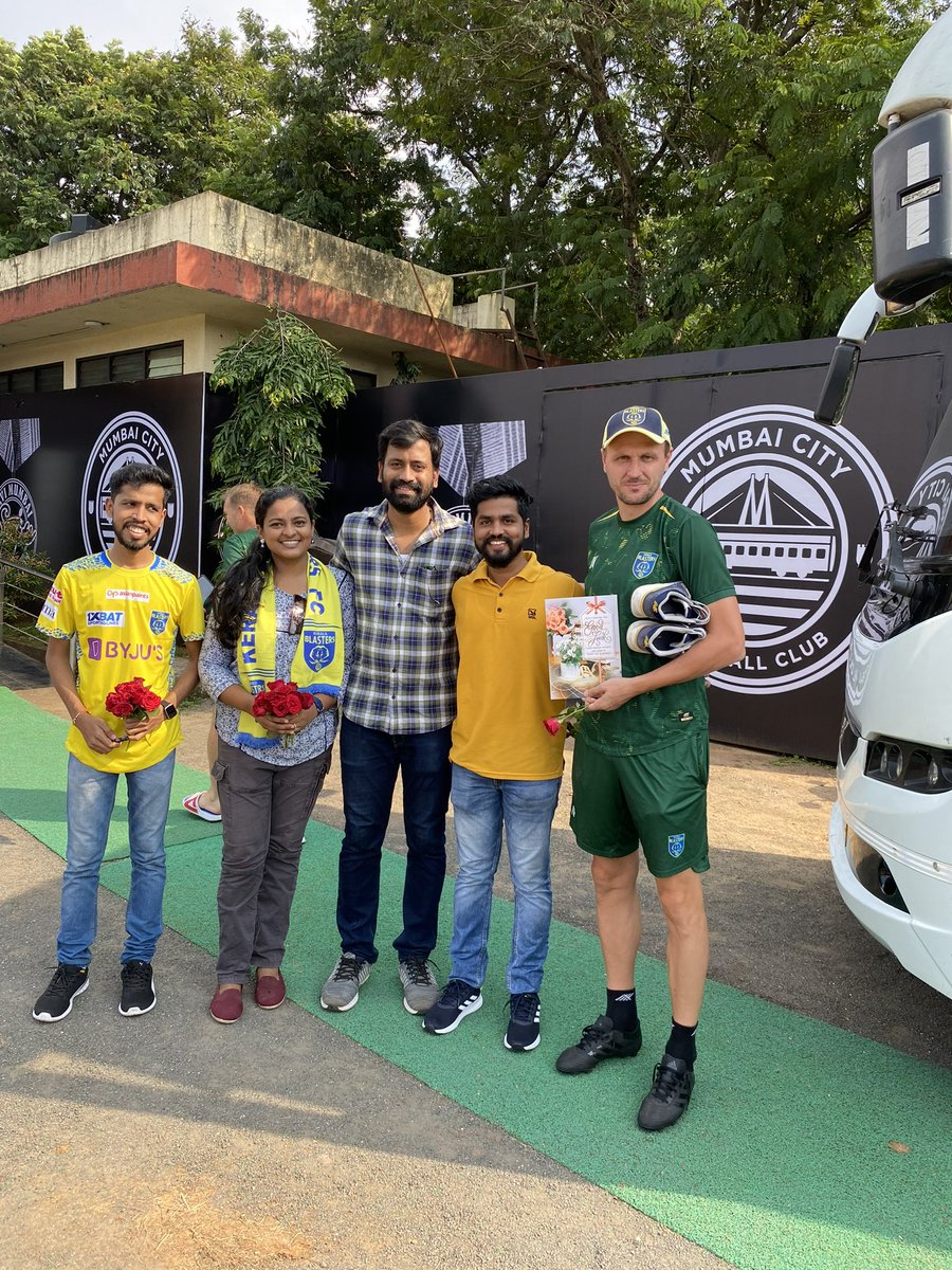 kbfc_manjappada's tweet photo. Members of Manjappada West Wing warmly welcomed our team in Mumbai! 🙌🏼⚽

#manjappada #koodeyundmanjappada #travellingfans #isl #kbfc https://t.co/Bz9j8HKsZ4