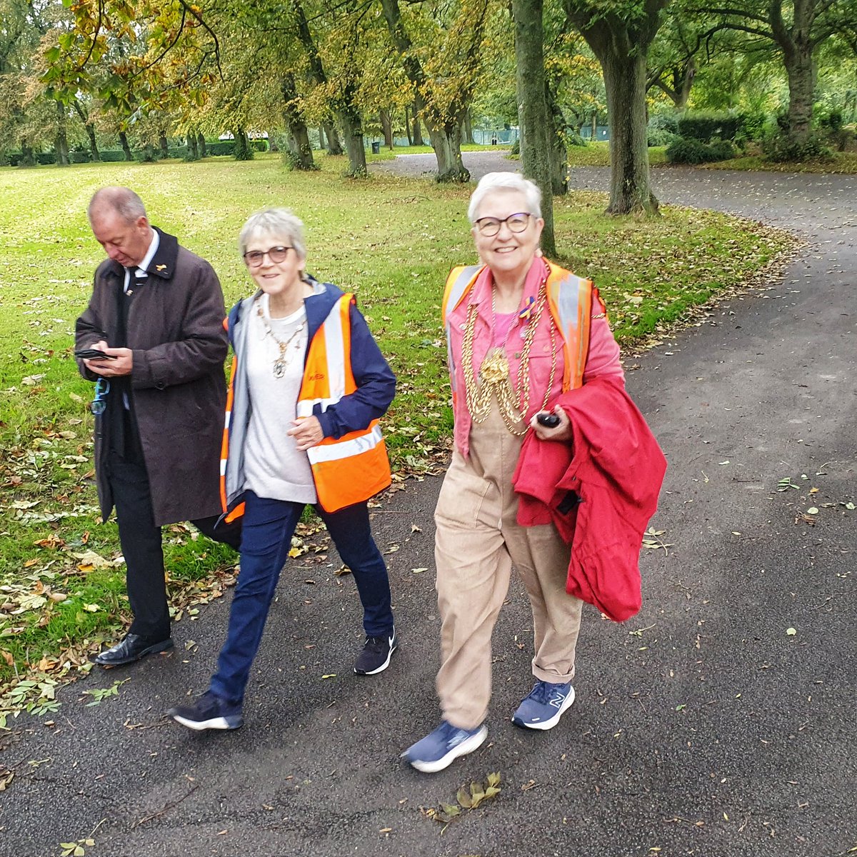 Fantastic to have the #LordMayorofLeeds as #tailwalker at #Woodhousemoor #parkrun for our 16th birthday celebrations today . 756 runners, a couple of dozen volunteers and lots of donations for the #RainbowJunktion food bank. #loveparkrun