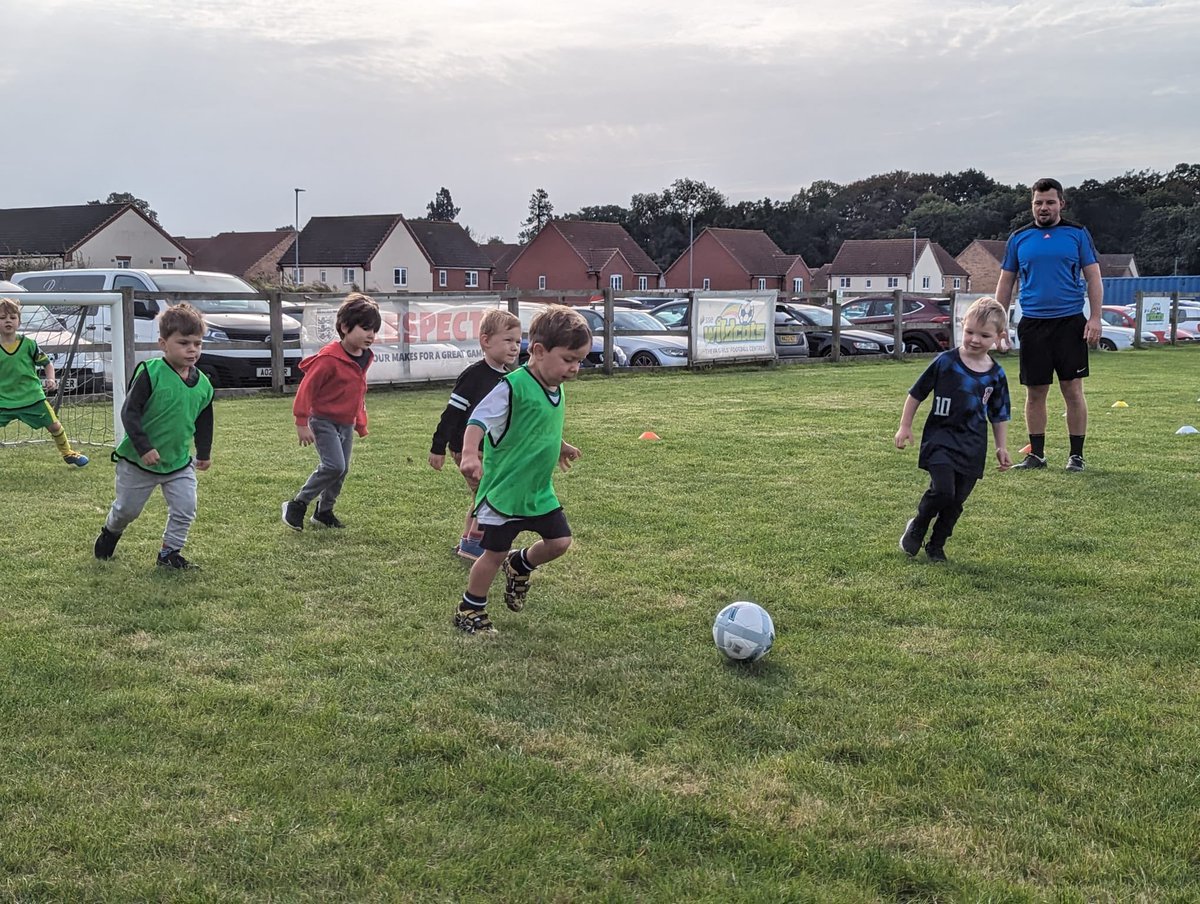 aylsham_fc's tweet photo. Great to see our youngest footballers having a fun training session today โฝ๏ธ๐ต๐ #minikickers #grassrootsfootball https://t.co/uKIp1v6VT0