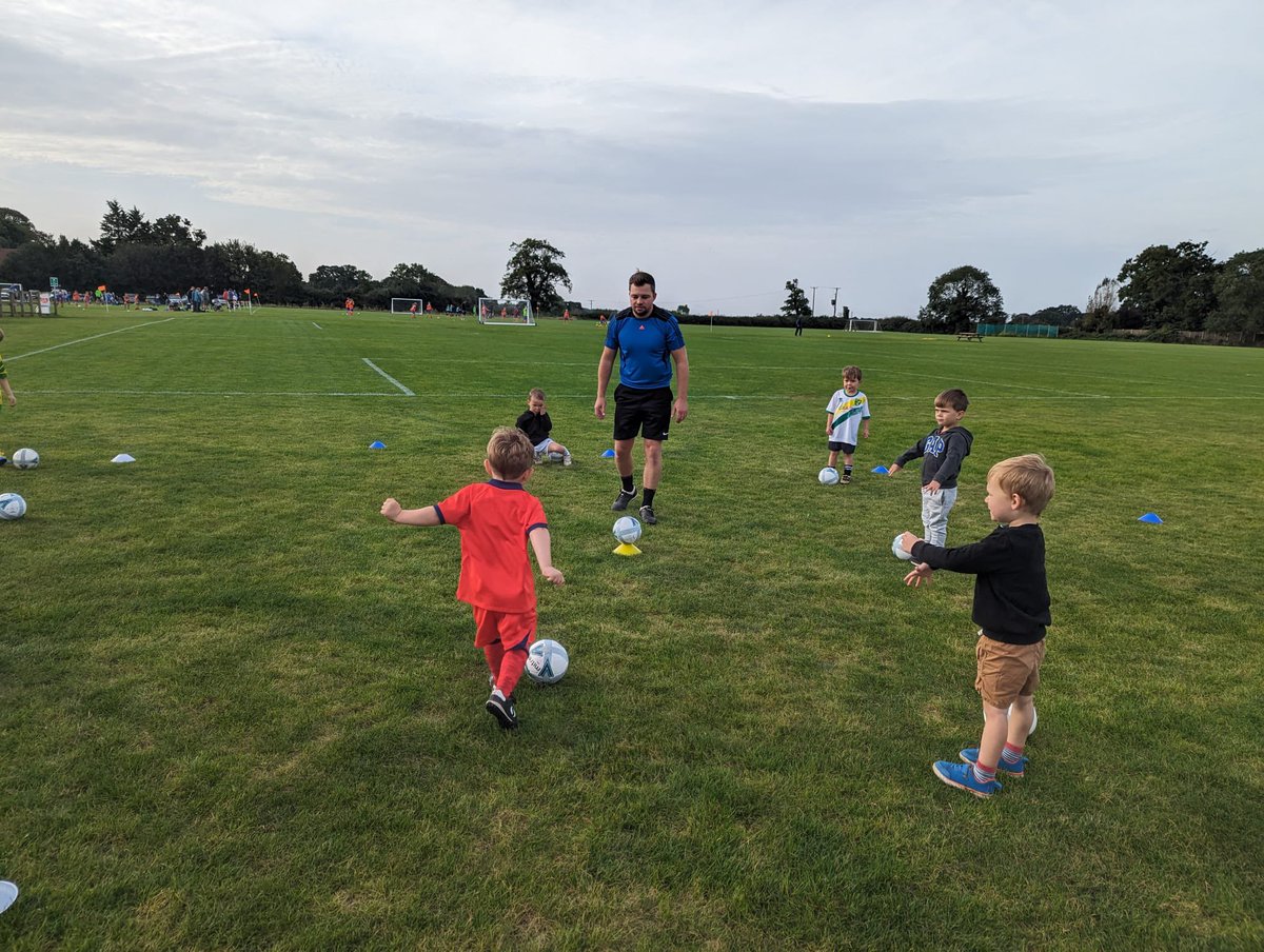 aylsham_fc's tweet photo. Great to see our youngest footballers having a fun training session today โฝ๏ธ๐ต๐ #minikickers #grassrootsfootball https://t.co/uKIp1v6VT0
