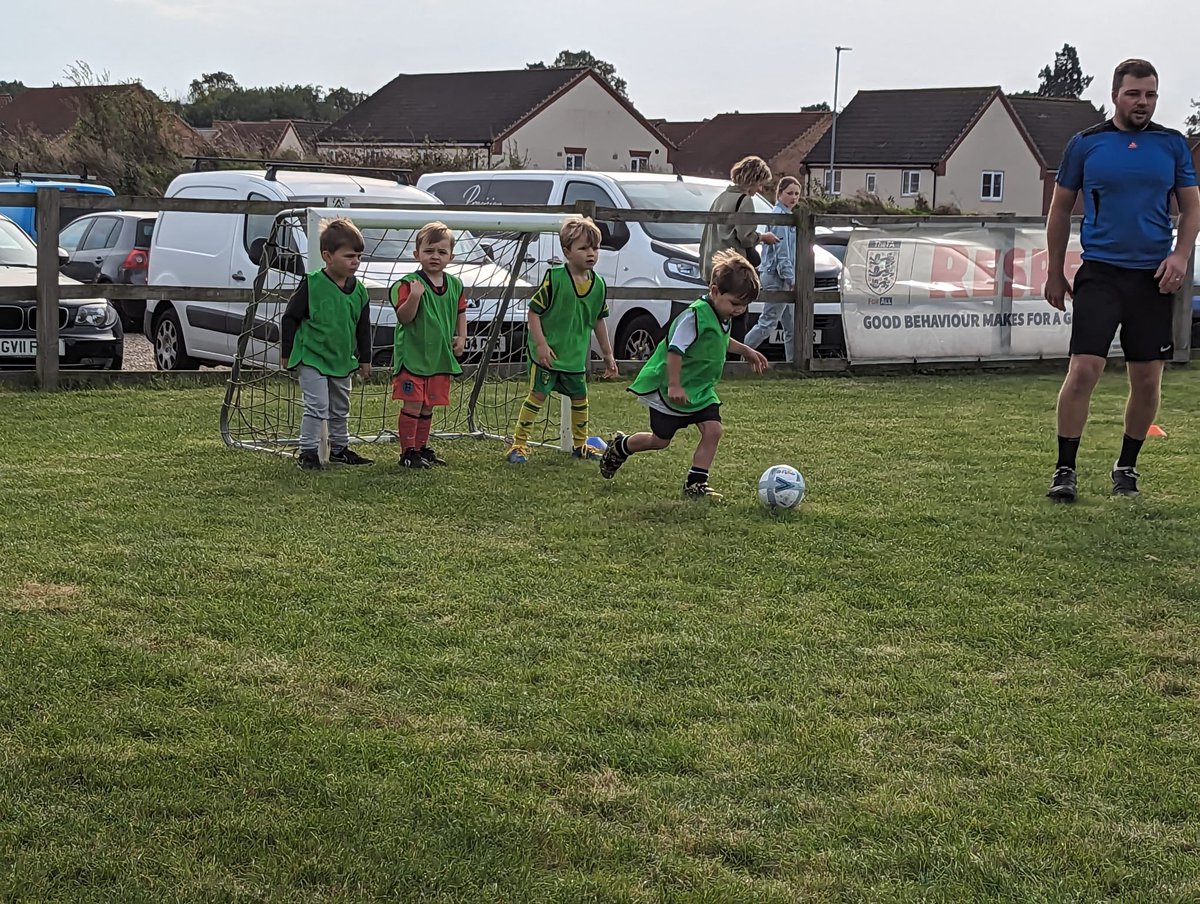 aylsham_fc's tweet photo. Great to see our youngest footballers having a fun training session today โฝ๏ธ๐ต๐ #minikickers #grassrootsfootball https://t.co/uKIp1v6VT0