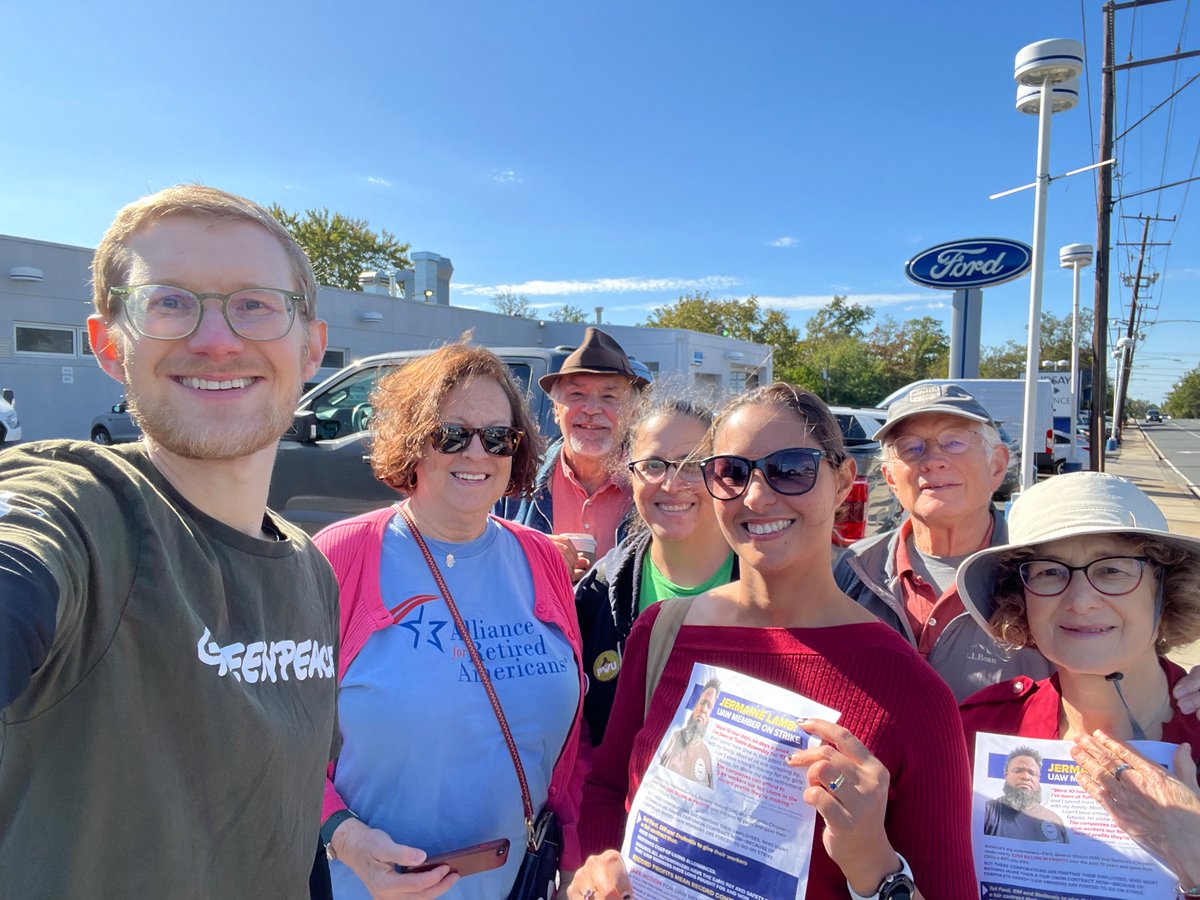 Ekojo's tweet photo. Solidarity with @UAW members fighting for a fair contract and just transition to EV! Labor justice is climate justice! #standUpUAW @greenpeaceusa  @SierraClub https://t.co/opWhUr47oW