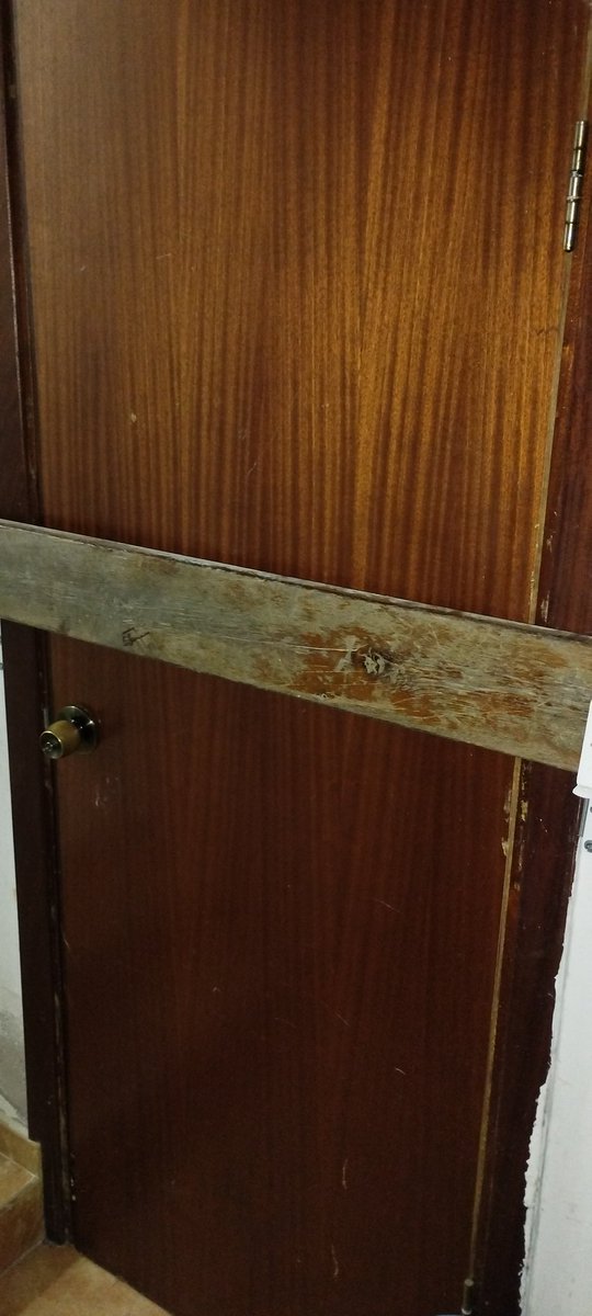 pinchegorro's tweet photo. Me siento bastante vulnerable e impotente al vivir en un departamento sin refugio y no estar armado. 
Nos encerramos y bloqueamos las puertas.
Pensar si bombardean en mi zona adonde salir corriendo con los chicos es mi prioridad del momento. https://t.co/6EcxzYYMBt