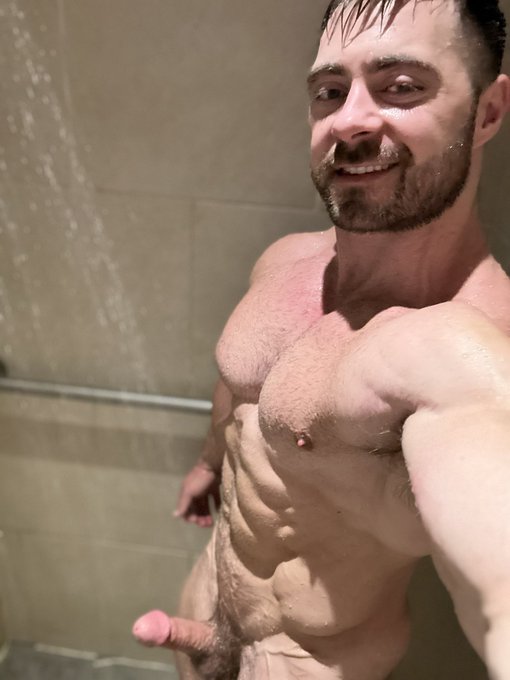 For some reason, the showers in this one gym in Ithaca are really good for selfies 😅 https://t.co/pi