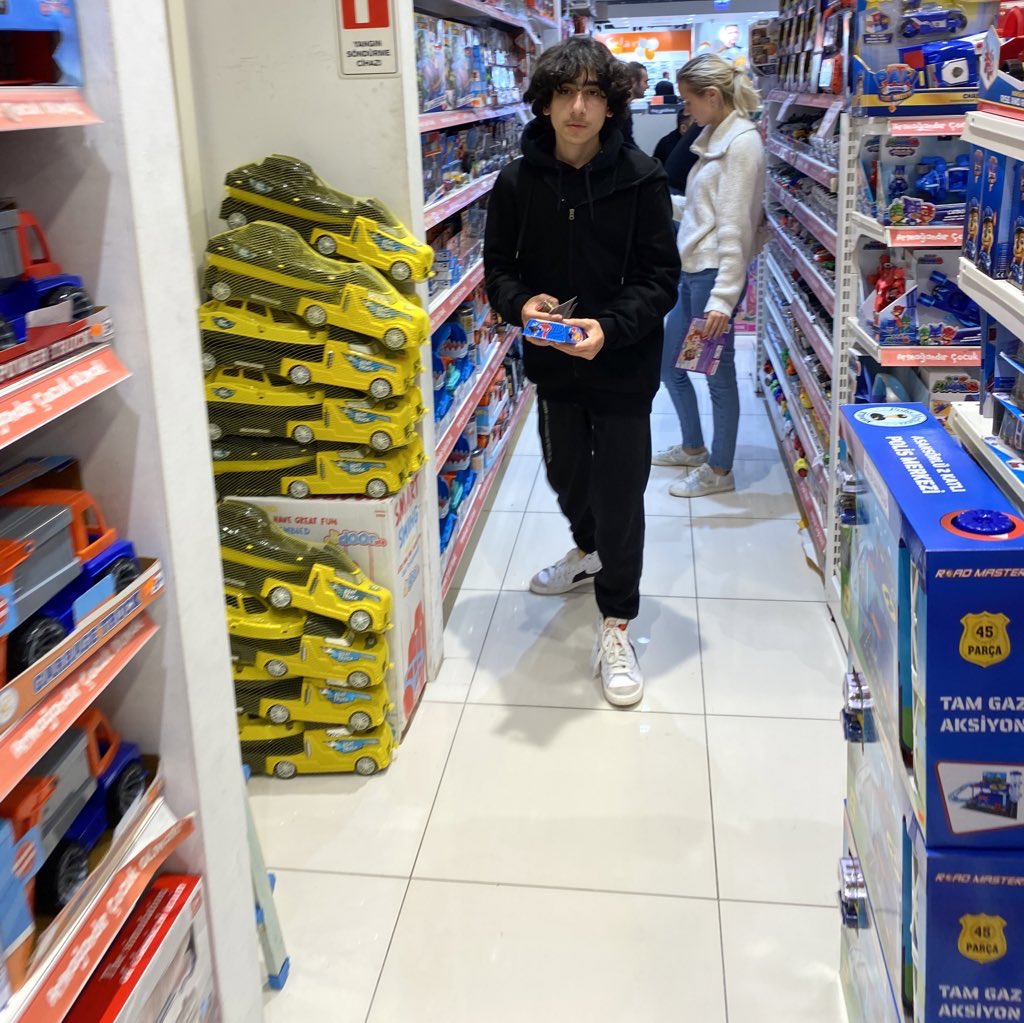 Filistinli bir genç hayatını kaybetmiş. Bu genç bu fotoğrafı daha dün çekmiş içim parçalandı
Geçmiş olsun Filistin…
#Filistin #Hamas #FreePalestine 
#israel #israil #savas #kudüs #طوفان_القدس