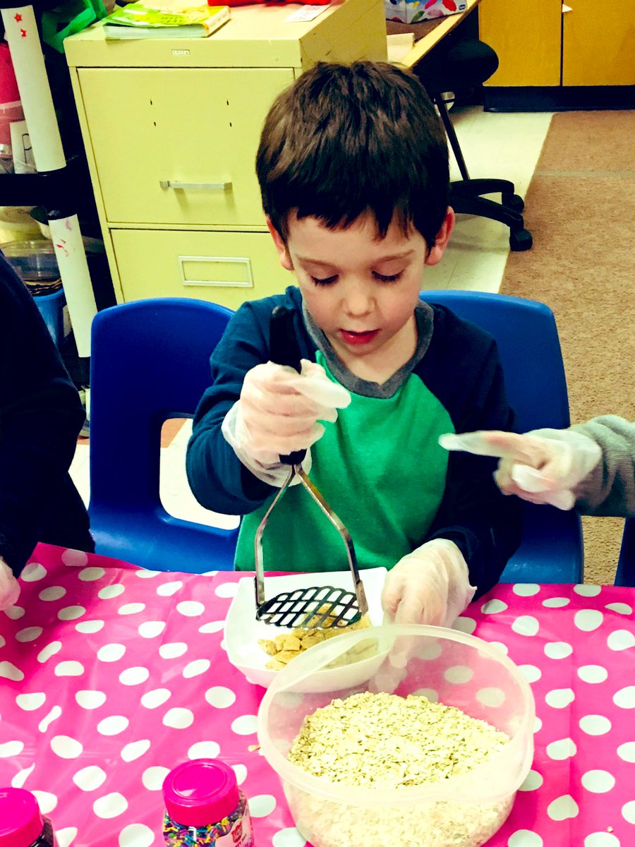 lobnafrench's tweet image. A and E have joined our #plasp kitchen club since they were in kindergarten🌽🎃🍊🥗 They felt so proud and happy to have our kitchen club back !!! #Belonging @PLASP_CCS