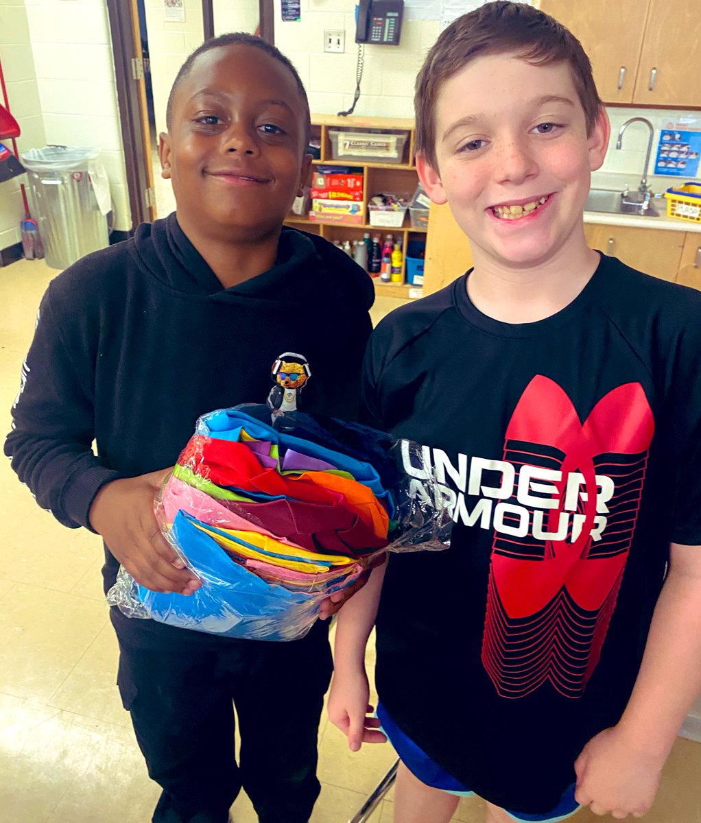 lobnafrench's tweet image. A and E have joined our #plasp kitchen club since they were in kindergarten🌽🎃🍊🥗 They felt so proud and happy to have our kitchen club back !!! #Belonging @PLASP_CCS