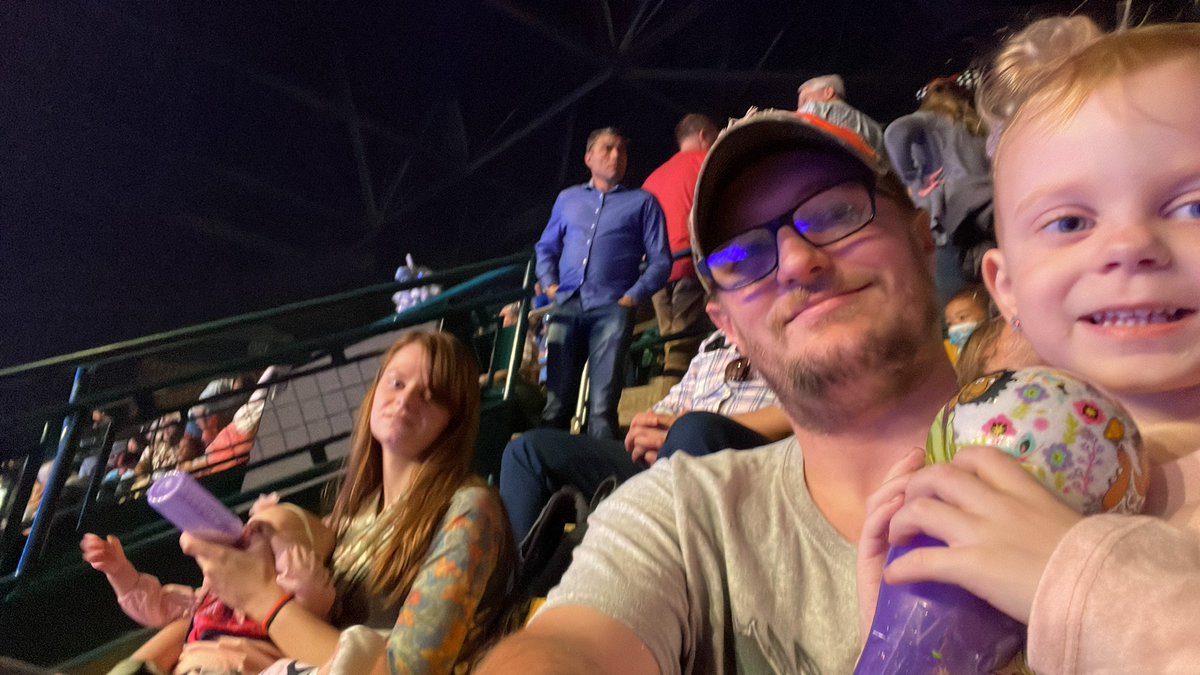 SmittyJustin's tweet photo. #DisneyOnIce https://t.co/xajO5YReK9