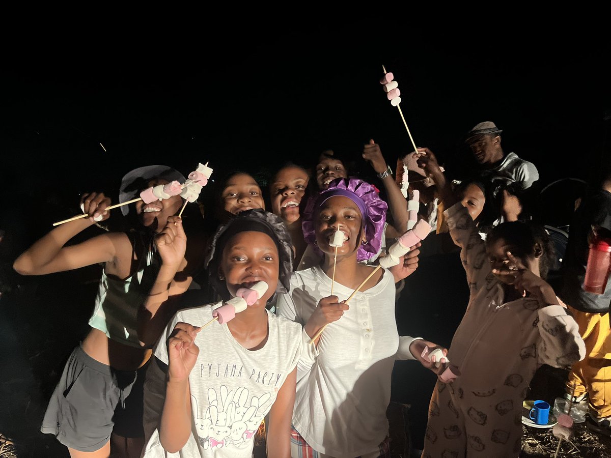 BukhoBami's tweet photo. When the sun goes down, the marshmallows come out.

#BukhoCamp2023 https://t.co/ym2BRdtq9P