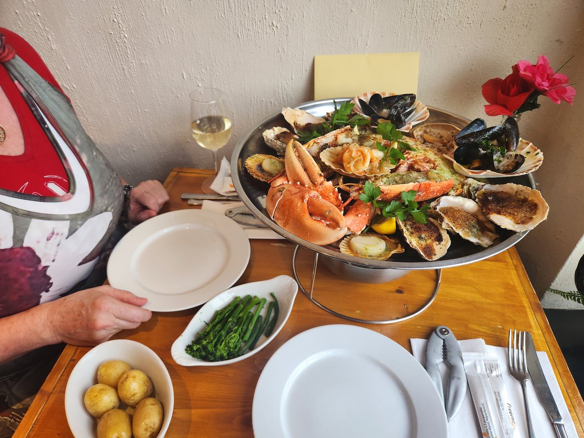 Michell90672100's tweet photo. Cream tea, ballet and lobster https://t.co/tHdiJCE5Pp