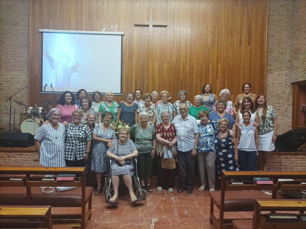 piebaorg's tweet photo. Nuestras hermanas comienzan nuevo curso, esta vez homenajeando a nuestra hermana Aurora Balaguer, la cual marcha de Alicante para vivir en Dènia en breve. Muchas gracias por todo tu trabajo y servicio en PIEBA!!! https://t.co/nBnf7eudYM