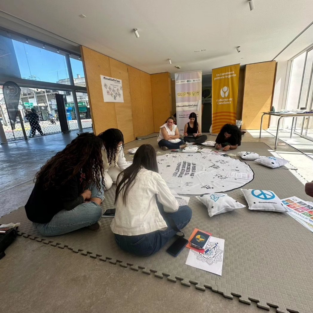 ini_sanitarias's tweet photo. 🌈 Hoy tuvimos el encuentro presencial de la formación de juventudes promotoras en salud y derechos de #SexualidadSinFakes 

Gracias a las juventudes que se acercaron y a todas las personas que colaboran y lo hacen posible 🥰💜✊🌈

#EIS #juventudes #derechos #sexualidad https://t.co/2LDYxUaJdl