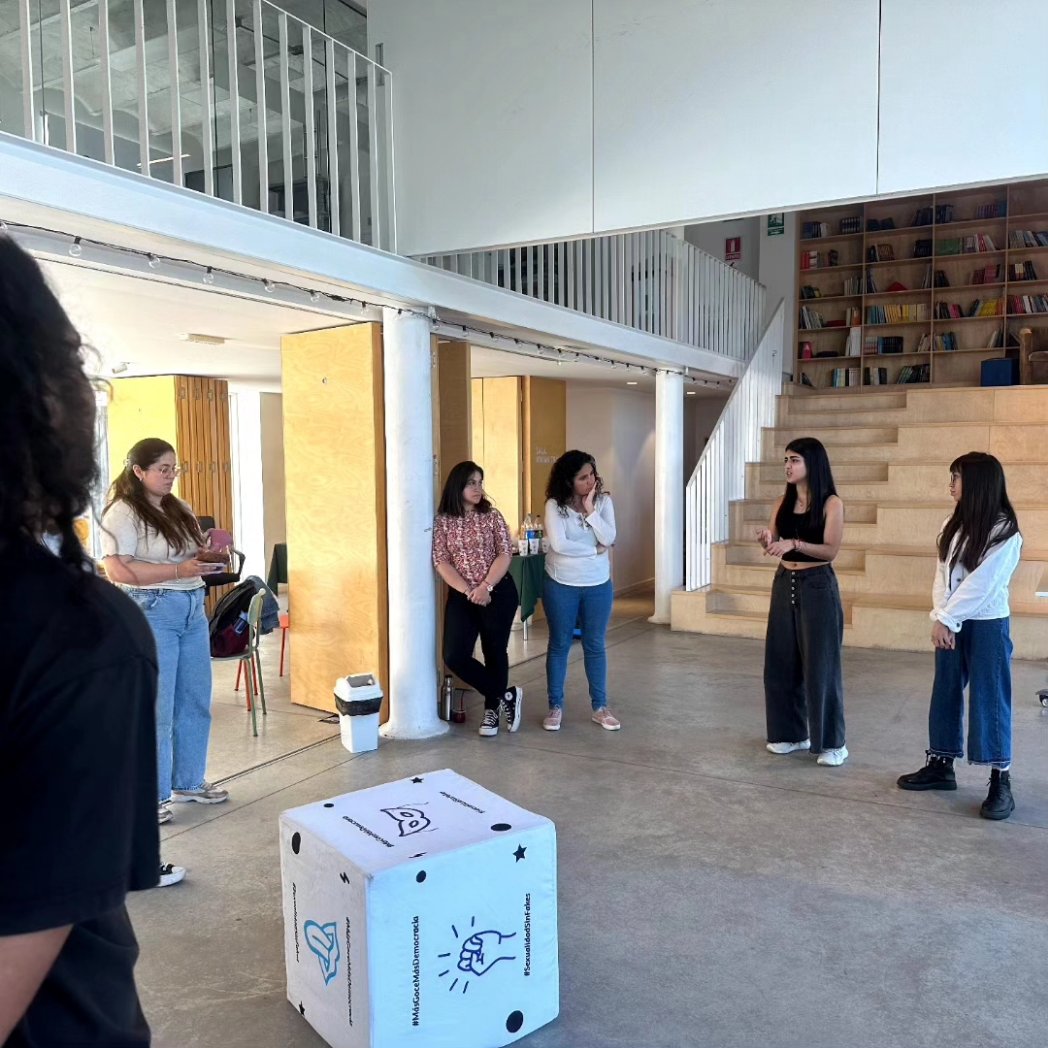 ini_sanitarias's tweet photo. 🌈 Hoy tuvimos el encuentro presencial de la formación de juventudes promotoras en salud y derechos de #SexualidadSinFakes 

Gracias a las juventudes que se acercaron y a todas las personas que colaboran y lo hacen posible 🥰💜✊🌈

#EIS #juventudes #derechos #sexualidad https://t.co/2LDYxUaJdl