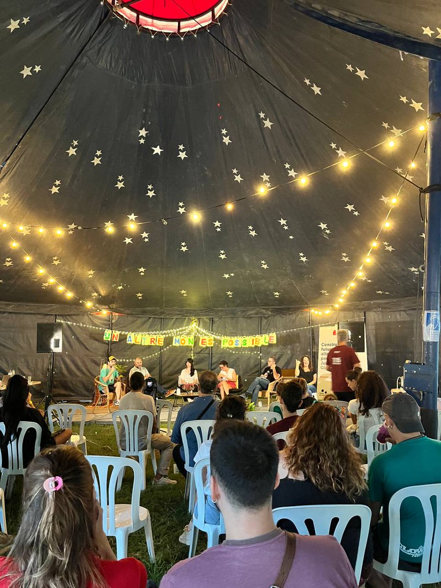 LaCoordiCat's tweet photo. Que bonic i estimulant gaudir dels debats de @FestiEsperanzah: a les fotos, conversa sobre festivals amb consciència amb @cooperaciocat @parallel62bcn #Emboscat #EspaiEsperanzah https://t.co/h8XPfK80d1