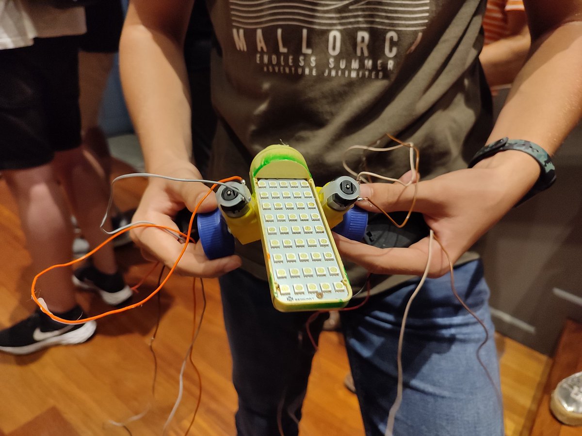 lacasacuriosa's tweet image. Lo hemos pasado increíblemente bien en la #OSHWDem2023 !! El año que viene más y mejor!!