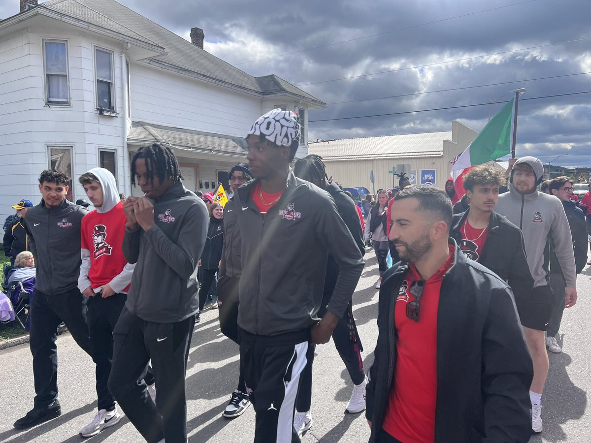 Davis & Elkins Men's Basketball (@senator_mbb) on Twitter photo It's a parade inside my city, yeah 😎 
#forestfestival 🍁🍃
#DefendTheHills 🎩🏀 It's a parade inside my city, yeah 😎 
#forestfestival 🍁🍃
#DefendTheHills 🎩🏀