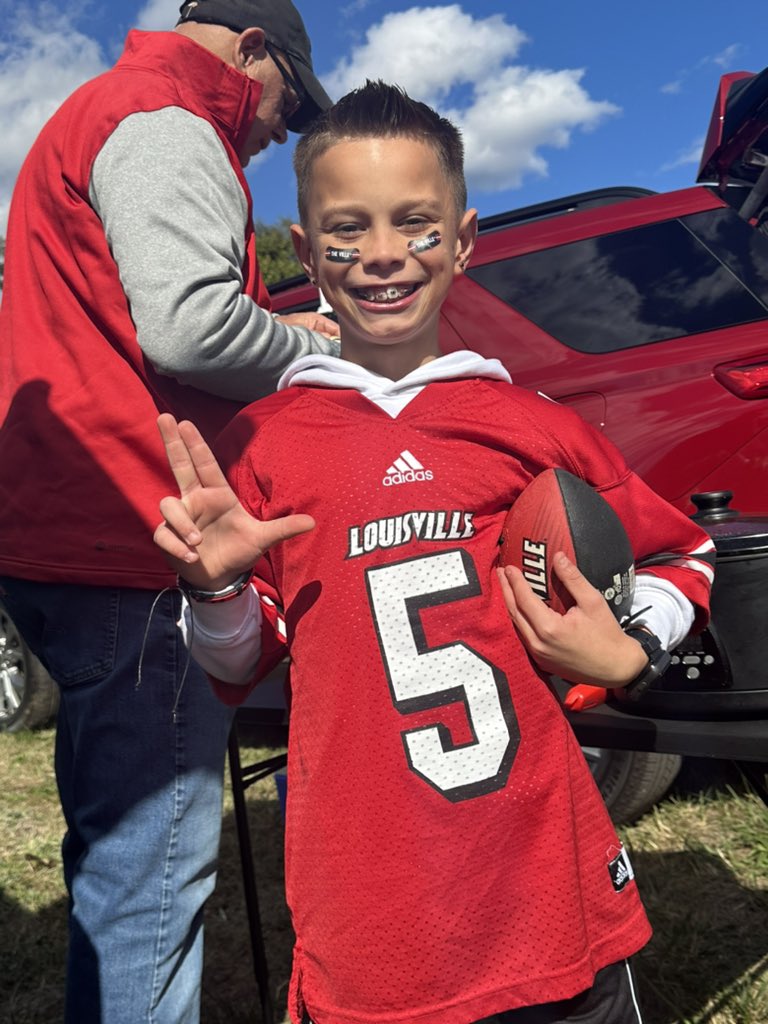 JaymeSanders's tweet photo. Go Cards!! ❤️ #gocards #uofl #BeatNotreDame https://t.co/qPzr7WfIHO