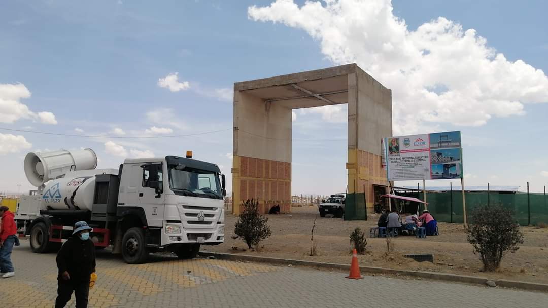 SMSALUDGAMEA's tweet photo. En nuestro compromiso constante con la salud pública, hemos intensificado la fumigación en el Cementerio Mercedario. Realizamos dos fumigaciones diarias para minimizar los riesgos relacionados con el movimiento de tierra.
#EstamosTrabajando
#GestiónRenueva
#LaSaludDelFuturo https://t.co/zd7cN3Hibz