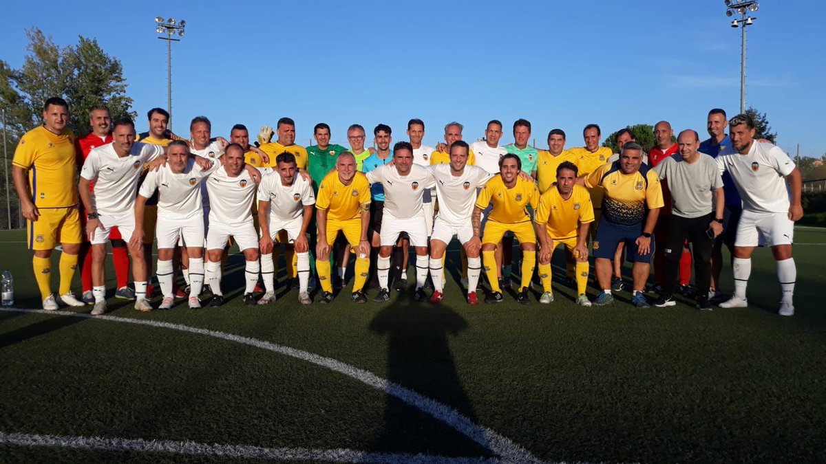 FutbolistasVCF's tweet photo. Broche de oro a nuestra particación en la Copa @FEAFV Tras ganar por 5-1 al Marbella, logramos otro 0-5 ante el Alcorcón (Dos de Juan Sánchez, dos de Roberto y uno de Álex Pascual) Amunt! 💪⚪⚫🦇 #llegendesdelsentiment #copaFEAFV
#FutbolVeteranos
#FutbolSolidario https://t.co/cZZY6GqF58