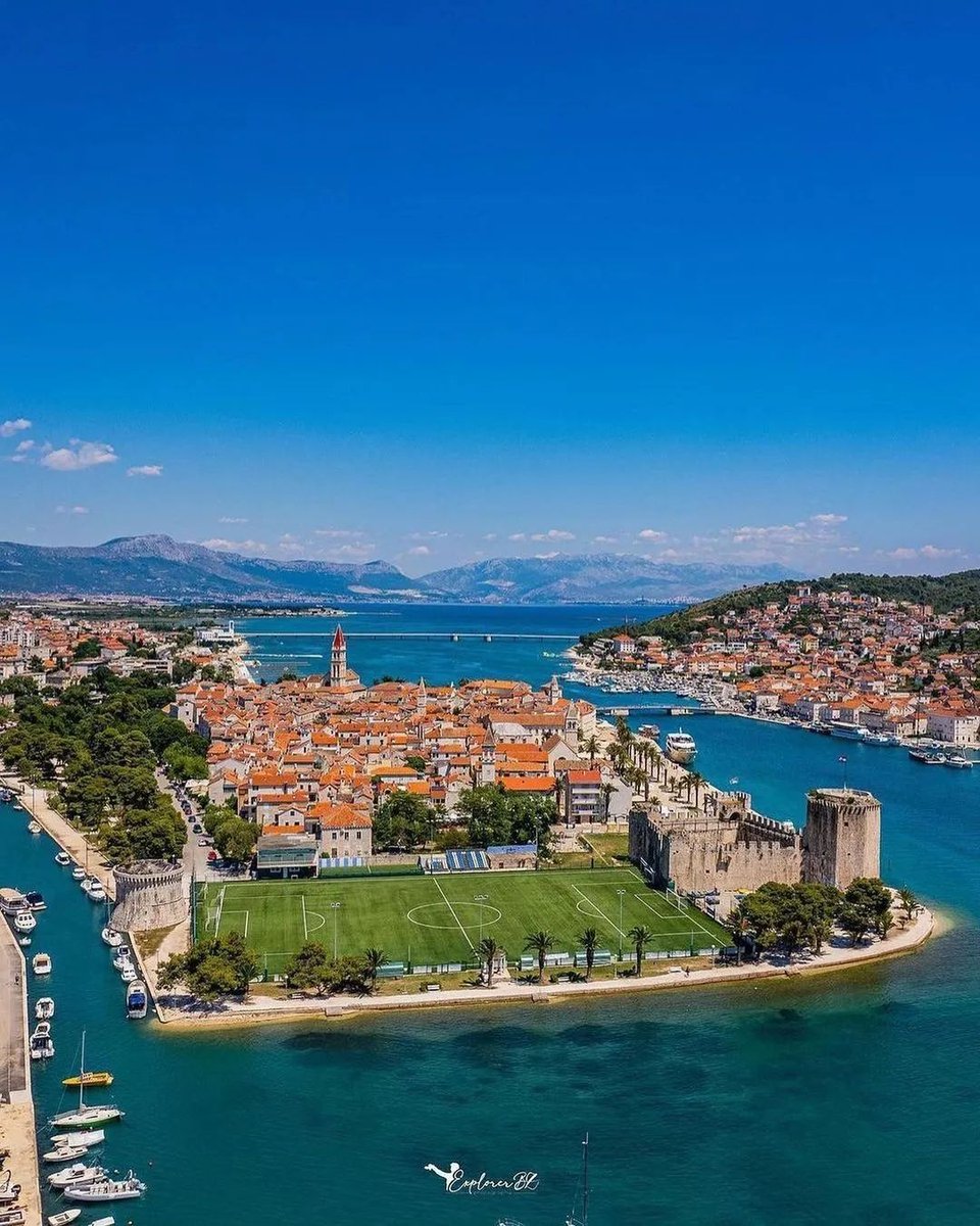 TMG_OnlineStore's tweet image. Get lost in the old-world charm of Croatia's colourful cities and stunning coastlines, captured by _explorer_bz.

( #📷 @housesaddictive )

#beautifulcity #beautifuldesign #beautifuldestinations #croatia #visitcroatia

Media Source: instagram.com/p/CxxkhdBJiCn/