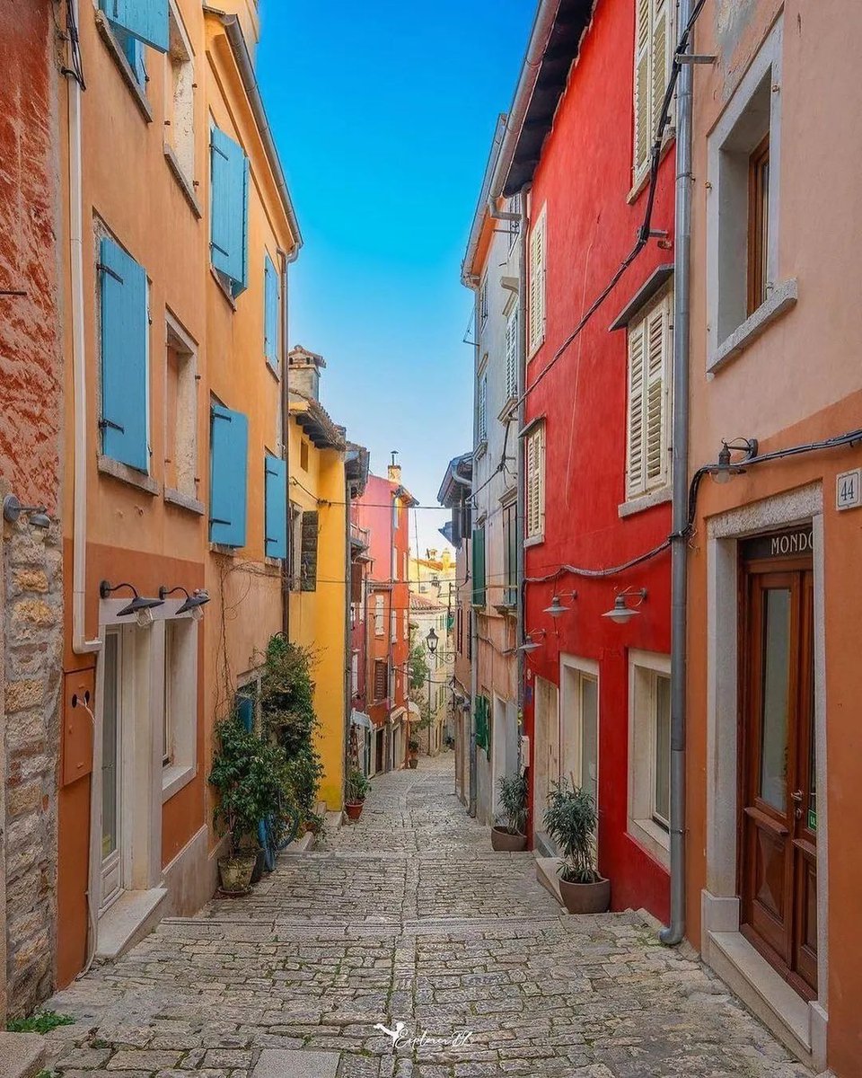 TMG_OnlineStore's tweet image. Get lost in the old-world charm of Croatia's colourful cities and stunning coastlines, captured by _explorer_bz.

( #📷 @housesaddictive )

#beautifulcity #beautifuldesign #beautifuldestinations #croatia #visitcroatia

Media Source: instagram.com/p/CxxkhdBJiCn/