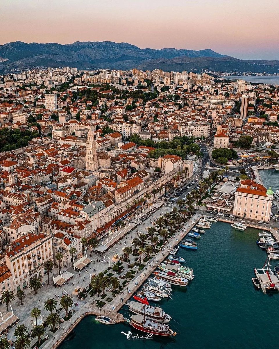 TMG_OnlineStore's tweet image. Get lost in the old-world charm of Croatia's colourful cities and stunning coastlines, captured by _explorer_bz.

( #📷 @housesaddictive )

#beautifulcity #beautifuldesign #beautifuldestinations #croatia #visitcroatia

Media Source: instagram.com/p/CxxkhdBJiCn/