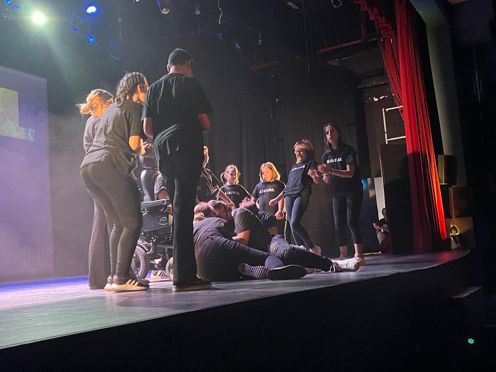 El portavoz <a href="/vlopezroncero/">Vicente López-Peláez Roncero</a> y el concejal <a href="/joseluispuebla5/">JOSELU</a> han asistido al Festival Benéfico de la Asociación <a href="/Amivalvaldemoro/">AMIVAL</a>.

Fantástica la magia y emoción de los/as chicos/as del Grupo de Baile y disfrutando del arte de “Cazadores de Sueños” y “Coro Azahar” en el Juan Prado.