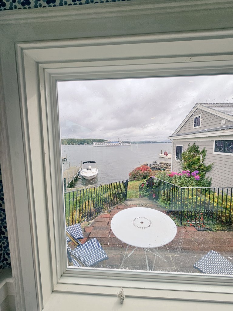 Chrisalex17's tweet photo. M/S Mount Washington leaving Wolfeboro from inside The YumYum Shop!! #winnipesaukee #yumyumshop https://t.co/p6PgMPY3ac