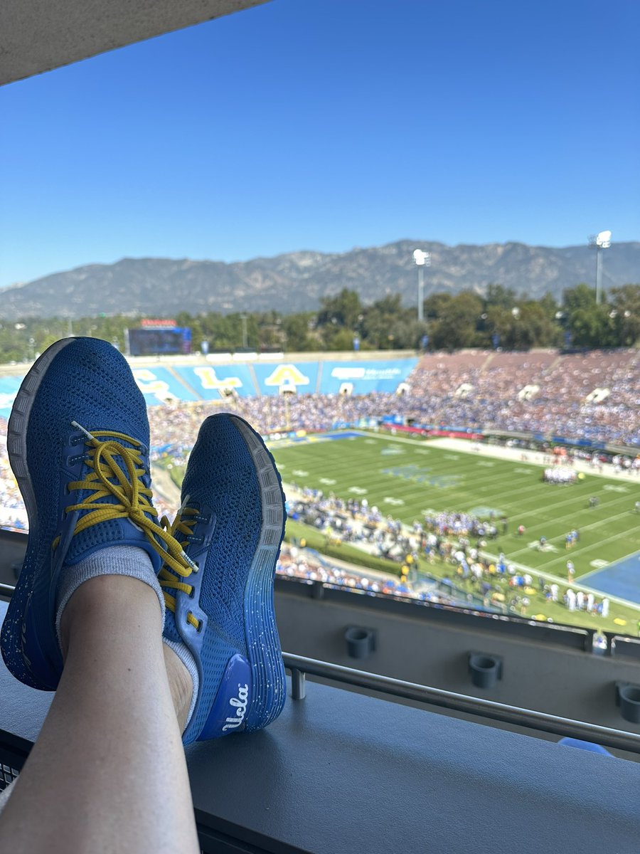 MJuricaCBS47's tweet photo. GO BRUINS 🩵💛 #beatwashingtonstate #GoBruins #bruinproud @UCLA_Alumni @RoseBowlStadium https://t.co/nKLCz3vyPq