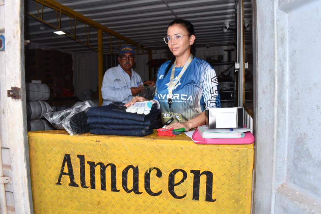 cvg_naviorca's tweet photo. #07Oct #AvanceNaviorca || Indumentaria con la más alta calidad comprobada #EPP ¡Llegó la dotación para las empresas tuteladas de la CVG! ⚙���🦺👕👖🥽🥾🏭

Somos Naviorca. 🚢
Compromiso y futuro por Venezuela. 🇻🇪

#SomosPotenciaProductiva
#NadaNosDetiene
#ElEsequiboEsNuestro https://t.co/vdALIrsOwm