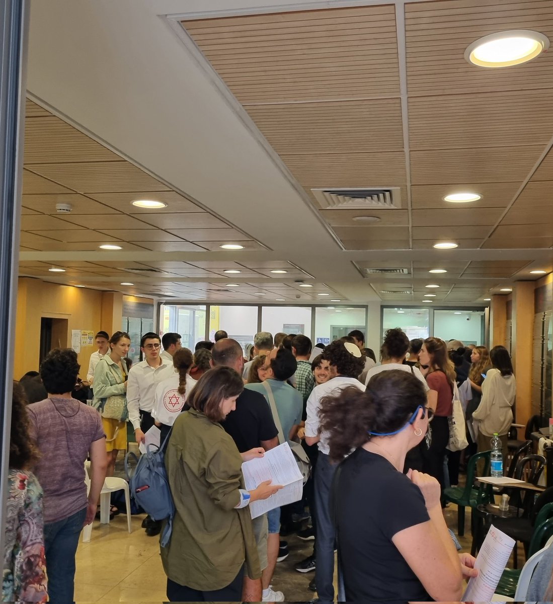 תור ארוך ארוך לתרומת דם במד"א בירושלים. המתנו 4 שעות וחצי עד שהגיע תורנו