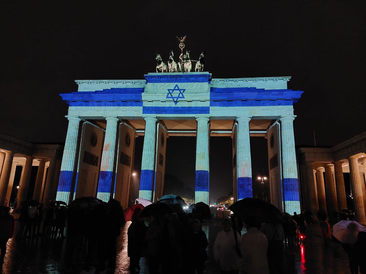 In Solidarität mit den Menschen in Israel wurde das Brandenburger Tor heute in den Farben der israelischen Flagge angestrahlt. Danke, für dieses wunderschöne Zeichen, Deutschland. Wir stehen gemeinsam gegen den Terrorismus!

🇩🇪❤️🇮🇱

Foto: Festival of Lights