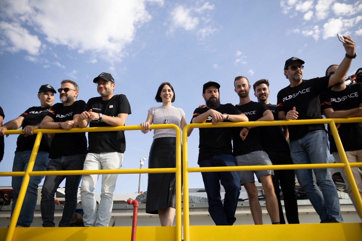 DianaMorantR's tweet photo. He felicitado al equipo de @PLD_Space que quedaba en Huelva por cumplir su sueño y convertirlo en un sueño de país: lanzar al espacio por primera vez un cohete desde España.

Orgullosa de nuestro talento y de las políticas públicas del Gobierno, claves en un proyecto apasionante. https://t.co/lkW8MXDnW8